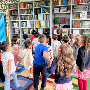 Aprender inglés jugando: una experiencia lúdica - El mundo de nuestros niños - Colegio Refous